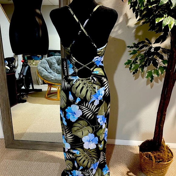 Maxi Dress for your next cruise! new w/ tags! You’re gonna look great in it! - Picture 2 of 2